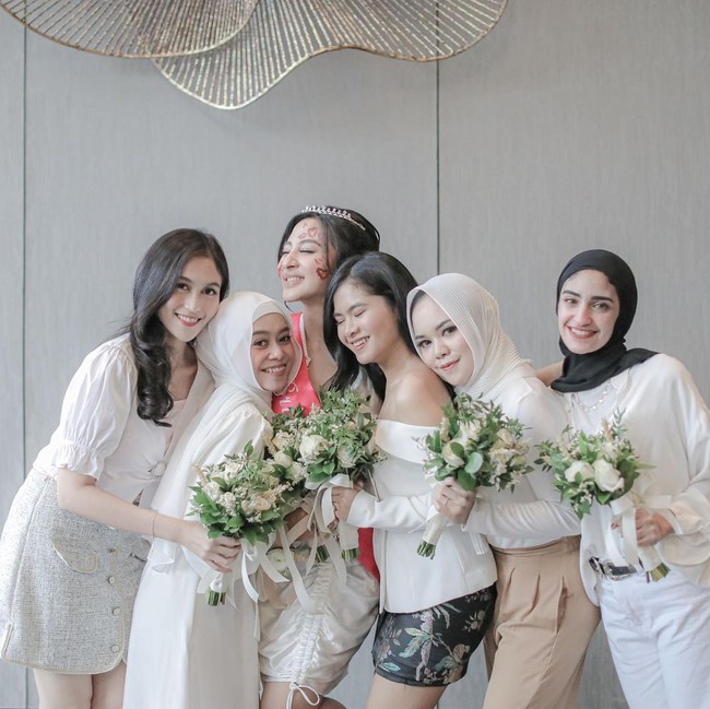 Persahabatan antara Margin dan Lesti Kejora jarang tersorot kamera. Meski demikian Lesti tetap menemani Margin menuju hari bahagianya, mulai dari bridal shower, lamaran hingga resepsi pernikahan.  Foto: Dok. Instagram @marginw.