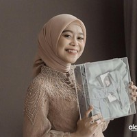 Sebelum acara akad nikah Margin, Lesti Kejora menunjukkan hampers box pemberian sang sahabat berupa dres cantik dengan wajah sumringah. Foto: Instagram @aldiphoto.