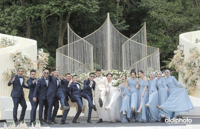 Tak hanya bridesmaid, pasangan Ali Syakieb dan Margin Wieheerm juga menghadirkan tujuh groomsman yang kompak mengenakan setelan jas rapi warna biru dongker, rancangan dari Andrea Marco Suit. Foto: Instagram @aldiphoto.