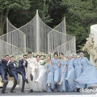 Tak hanya bridesmaid, pasangan Ali Syakieb dan Margin Wieheerm juga menghadirkan tujuh groomsman yang kompak mengenakan setelan jas rapi warna biru dongker, rancangan dari Andrea Marco Suit. Foto: Instagram @aldiphoto.