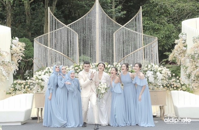 Ali Syakieb dan Margin Wieheerm resmi menikah pada Sabtu (6/2/2021). Pernikahan itu digelar di Gedong Putih, Bandung, Jawa Barat. Ali Syakieb beserta keluarga mengenakan busana bernuansa krem dan coklat. Sedangkan Margin Wieheerm mengenakan kebaya adat Sunda. Foto: Instagram @aldiphoto.