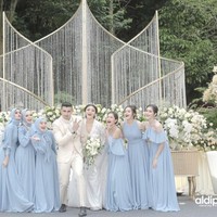 Ali Syakieb dan Margin Wieheerm resmi menikah pada Sabtu (6/2/2021). Pernikahan itu digelar di Gedong Putih, Bandung, Jawa Barat. Ali Syakieb beserta keluarga mengenakan busana bernuansa krem dan coklat. Sedangkan Margin Wieheerm mengenakan kebaya adat Sunda. Foto: Instagram @aldiphoto.