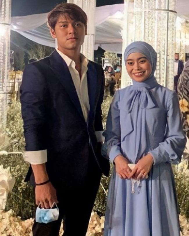 Dalam menghadiri pernikahan Margin sahabatnya, Lesti Kejora tak sendirian. Ia ditemani oleh Rizky Billar. Sontak pasangan ini berhasil mencuri perhatian warganet yang melihat lewat Instagram. Rizky memakai jas dengan dalaman kemeja putih.  Foto: Instagram @leslar_cabang_depok.