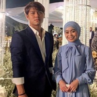 Dalam menghadiri pernikahan Margin sahabatnya, Lesti Kejora tak sendirian. Ia ditemani oleh Rizky Billar. Sontak pasangan ini berhasil mencuri perhatian warganet yang melihat lewat Instagram. Rizky memakai jas dengan dalaman kemeja putih.  Foto: Instagram @leslar_cabang_depok.
