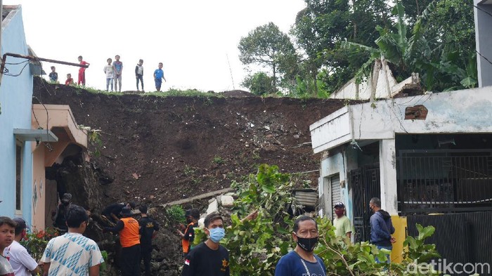 Longsor Timpa 2 Rumah di Bandung Barat