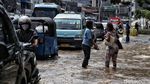 Macet di Jalan Jatinegara Barat Gegara Banjir
