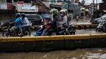 Macet di Jalan Jatinegara Barat Gegara Banjir