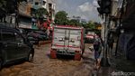 Macet di Jalan Jatinegara Barat Gegara Banjir