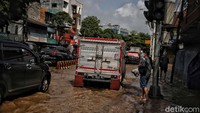 Banjir yang menyebabkan kemacetan ini terjadi sejak pagi tadi.