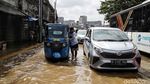 Macet di Jalan Jatinegara Barat Gegara Banjir