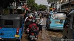 Macet di Jalan Jatinegara Barat Gegara Banjir
