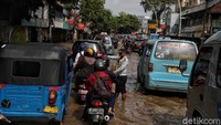 Petugas mengatur kendaraan agar tidak terjadi penumpukan pada satu lajur.