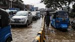 Macet di Jalan Jatinegara Barat Gegara Banjir