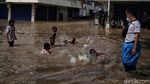 Macet di Jalan Jatinegara Barat Gegara Banjir