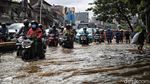 Macet di Jalan Jatinegara Barat Gegara Banjir