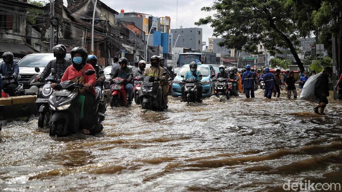 Macet di Jalan Jatinegara Barat Gegara Banjir Jalan Jatinegara Barat, Jakarta Timur, tergenang banjir akibat hujan deras sejak Minggu (7/2/2021). Akibatnya lalu lintas menjadi tersendat.