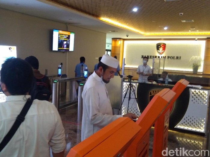 Mantan Ketua Umum Front Pembela Islam (FPI) Ahmad Shabri Lubis menyambangi Bareskrim Polri siang ini. Shabri Lubis memenuhi panggilan Bareskrim sebagai tersangka kasus kerumunan di Petamburan.