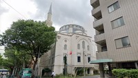 Masjid Tokyo atau Tokyo Camii terletak di kawasan Shibuya, Tokyo, Jepang yang merupakan sebuah pusat Budaya Turki. Masjid ini masjid terbesar yang ada di Jepang. (Google)