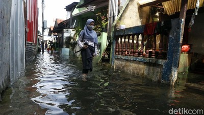Melihat Aktivitas Warga di Tengah Banjir Cililitan