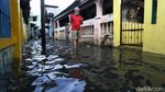 Melihat Aktivitas Warga di Tengah Banjir Cililitan
