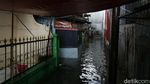 Melihat Aktivitas Warga di Tengah Banjir Cililitan