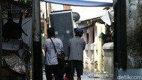 Sejumlah warga mengevakuasi barang-barang mereka ke tempat yang aman.
