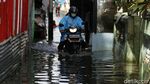 Melihat Aktivitas Warga di Tengah Banjir Cililitan