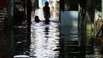 Melihat Aktivitas Warga di Tengah Banjir Cililitan