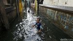 Melihat Aktivitas Warga di Tengah Banjir Cililitan