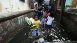 Melihat Aktivitas Warga di Tengah Banjir Cililitan