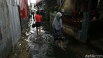 Melihat Aktivitas Warga di Tengah Banjir Cililitan