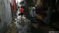 Warga tampak beraktivitas normal di tengah banjir yang melanda pemukiman mereka di Cililitan, Kecamatan Kramat Jati, Jakarta Timur.