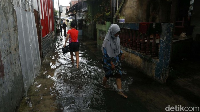 Melihat Aktivitas Warga di Tengah Banjir Cililitan Kawasan Cililitan, Kecamatan Kramat Jati, Jaktim, banjir akibat hujan deras yang mengguyur sejak Minggu (7/2/2021). Meski demikian aktivitas warga tetap normal.