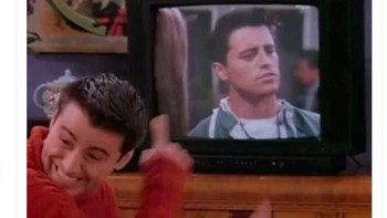 Alisson Becker tampil payah dengan blundernya sehingga Karius pun senang seolah menemukan kembaran dirinya. Foto: istimewa