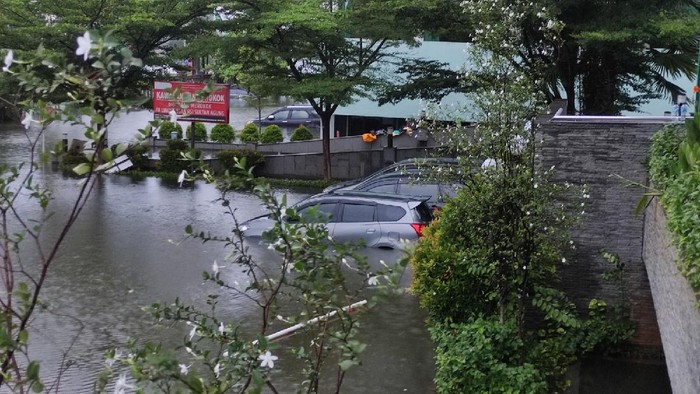 Mobil-motor terendam di RSI Sultan Agung Semarang