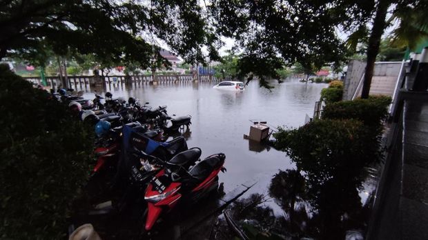 Mobil-motor terendam di RSI Sultan Agung Semarang