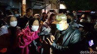 Risma juga sempat menelepon Balai Besar Wilayah Sungai (BBWS) untuk membuka semua pompa air agar banjir cepat surut.