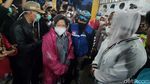 Momen Risma Kunjungi Pengungsi Banjir Semarang