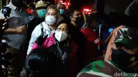 Kunjungan pertama Risma dilakukan di Jomblang, Kecamatan Candisari Semarang yaitu lokasi longsor yang menyebabkan dua orang meninggal dunia. Dia lalu menengok lokasi pengungsian banjir di Muktiharjo Kidul, Kecamatan Pedurungan, yang hingga malam ini belum surut dan mengalami pemadan listrik.