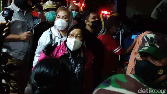 Momen Risma Kunjungi Pengungsi Banjir Semarang Menteri Sosial Tri Rismaharini mengunjungi para pengungsi banjir di Semarang, Minggu (7/2/2021). Risma sempat melihat dapur umum dan memberikan bantuan.