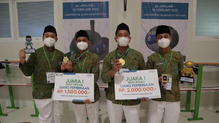 Prestasi keren diraih pelajar MTs Negeri 2 Kota Blitar. Mereka menyabet dua gelar juara tingkat nasional dalam event Madrasah Robotic Competition (MRC).