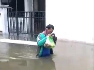 Totalitas! Ojol Ini Rela Terjang Banjir di Semarang Demi Antar Makanan