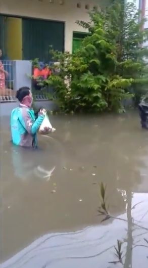 ojol terjang banjir di semarang untuk antar makanan
