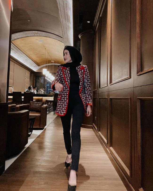 Seperti dikutip dari detikhot, presenter sekaligus aktris ini mengaku jaga makan. Dia membatasi asupan karbohidrat dengan tidak makan nasi, setop gula dan mengurangi tepung-tepungan. Foto: Instagram/@ollaramlanaufar