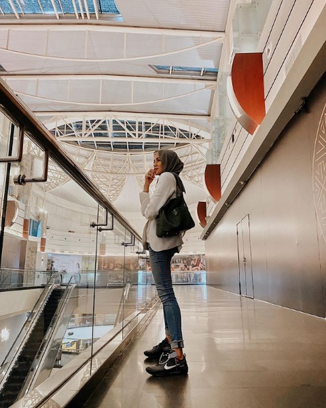 Sebagai pengganti karbohidrat yang lebih sehat, wanita 40 tahun ini mengonsumsi nasi shirataki dan memperbanyak makan sayuran. Foto: Instagram/@ollaramlanaufar