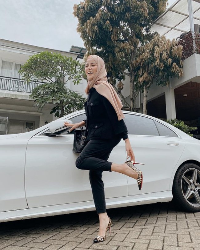 Foto-foto terbaru Olla Ramlan di Instagram menuai pujian karena ia terlihat lebih ramping dan muda. Namun ada pula yang mengungkapkan kekhawatirannya karena perubahan tubuhnya cukup drastis. Foto: Instagram/@ollaramlanaufar