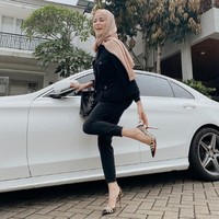 Foto-foto terbaru Olla Ramlan di Instagram menuai pujian karena ia terlihat lebih ramping dan muda. Namun ada pula yang mengungkapkan kekhawatirannya karena perubahan tubuhnya cukup drastis. Foto: Instagram/@ollaramlanaufar