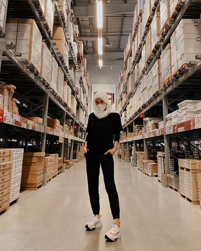 Selain diet sehat Olla Ramlan juga rajin olahraga. Ia rajin menekuni olahraga berintensitas tinggi seperti kickboxing dan muaythai. Foto: Instagram/@ollaramlanaufar