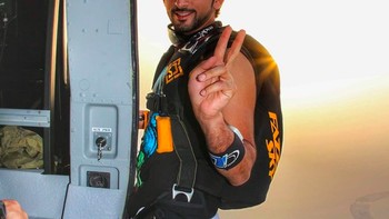 Sang pangeran dikenal gemar berolahraga ekstrim seperti sky diving. Foto: Instagram