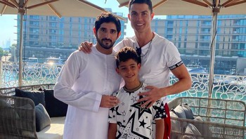 Saat bersama Cristiano Ronaldo dan anaknya. Foto: Instagram